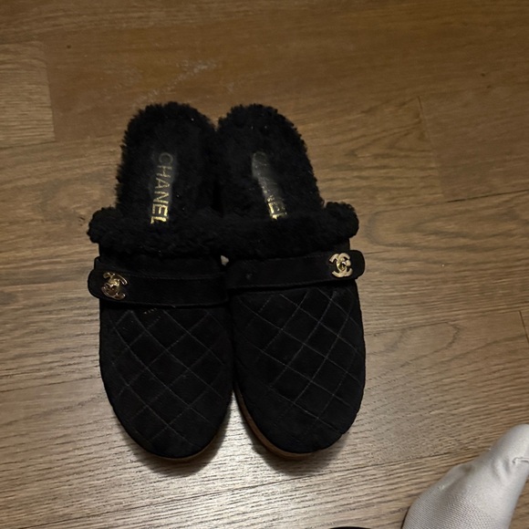 CHANEL Black Quilted Women's Slippers with Gold Accents - Picture 1 of 1